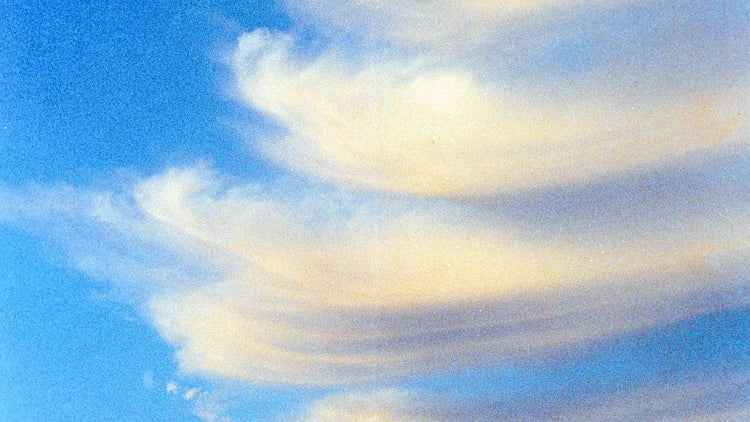 Außergewöhnliche Wolken - ein Beispiel für Bilder aus der Kategorie "Ruhige Motive" für Kunstdrucke in Arztpraxis, Wartezimmer oder Büro.