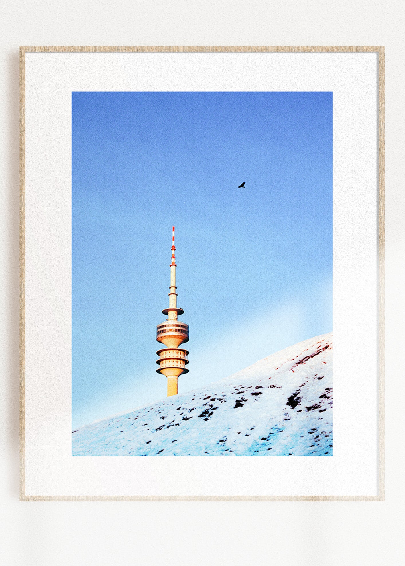 Gerahmter Kunstdruck "Olympiaturm, Vogel, Schnee"