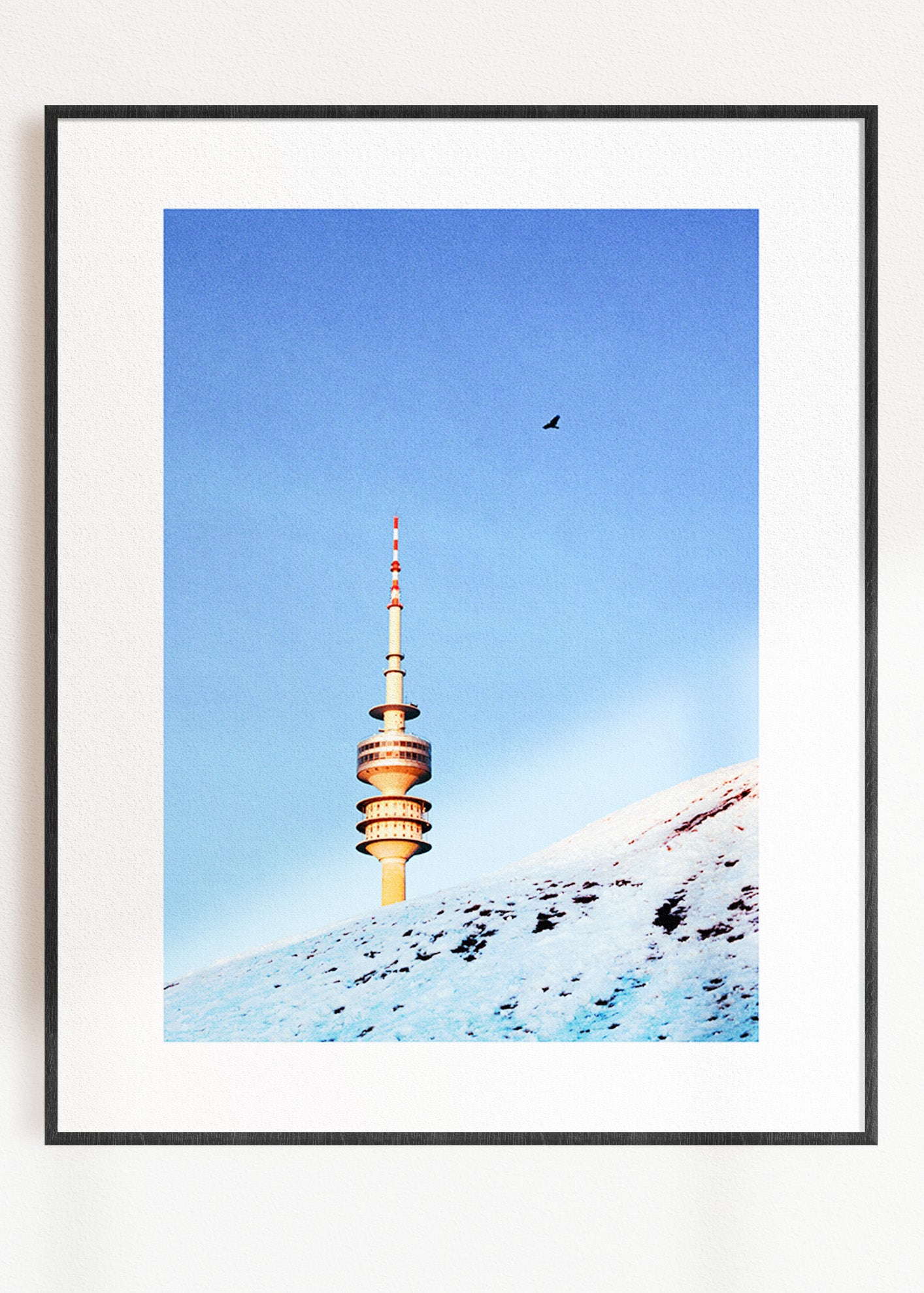 Gerahmter Kunstdruck "Olympiaturm, Vogel, Schnee"