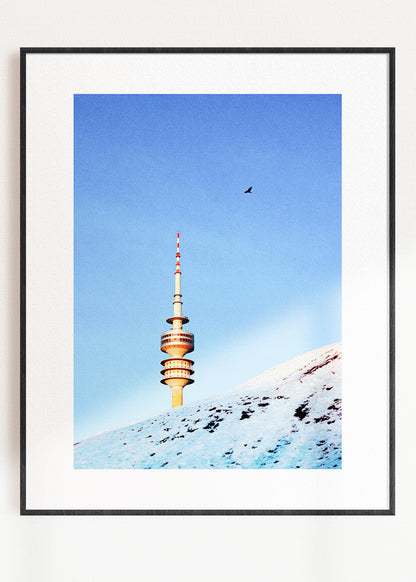 Gerahmter Kunstdruck "Olympiaturm, Vogel, Schnee"