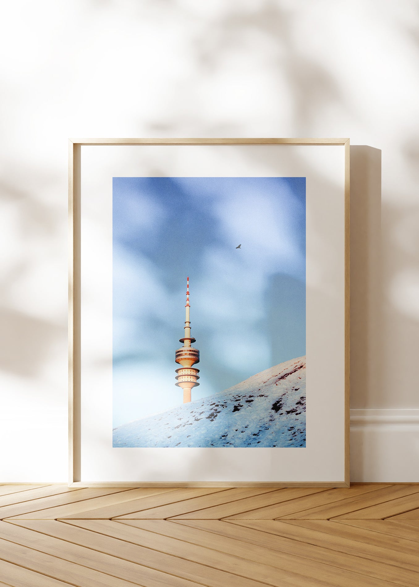 Gerahmter Kunstdruck "Olympiaturm, Vogel, Schnee"