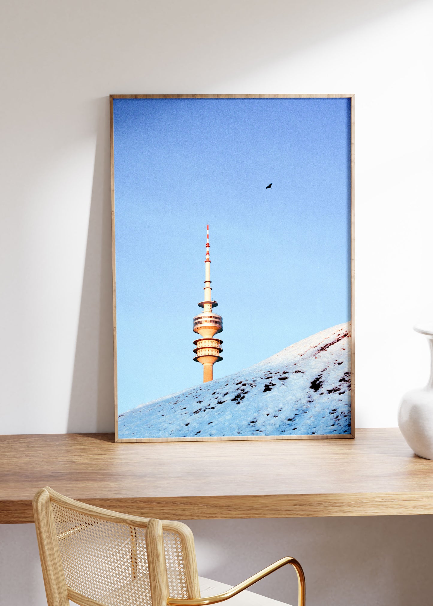Gerahmter Kunstdruck "Olympiaturm, Vogel, Schnee"