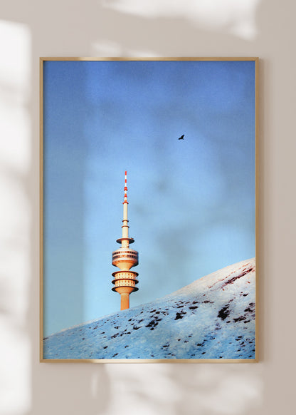 Gerahmter Kunstdruck "Olympiaturm, Vogel, Schnee"