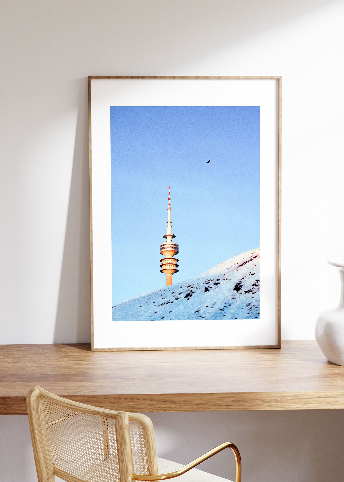 Gerahmter Kunstdruck "Olympiaturm, Vogel, Schnee"